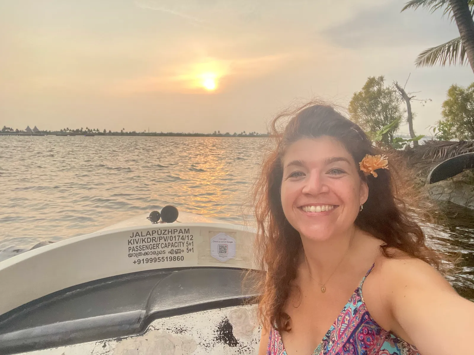 Alex lächelnd bei Sonnenuntergang auf dem Wasser